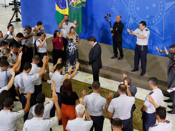Brasil entre os 10 líderes num mundo em “autocratização viral”